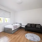Bright 2bdr With Balcony - Free Parking