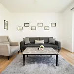 Bright 2bdr With Balcony - Free Parking