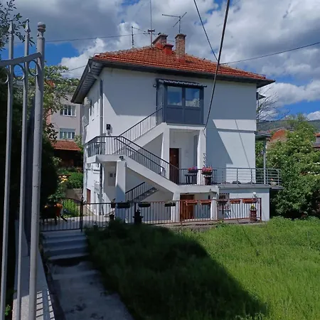 アパート Bright 2bdr With Balcony - Free Parking サラエヴォ