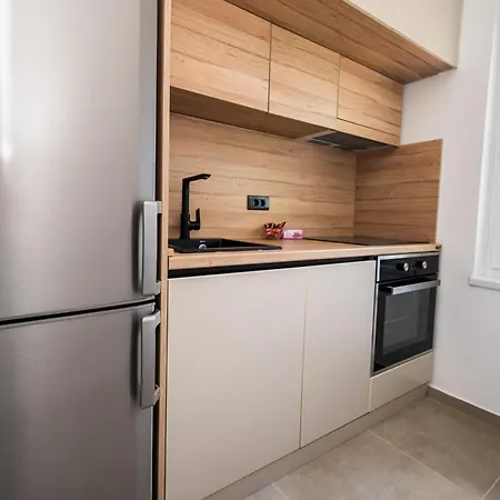 Bright 2bdr With Balcony - Free Parking Lejlighed