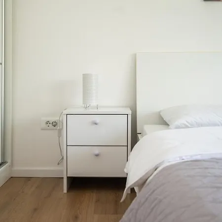 Apartment Bright 2bdr With Balcony - Free Parking