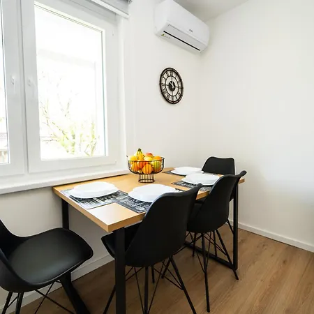 Bright 2bdr With Balcony - Free Parking Apartment *