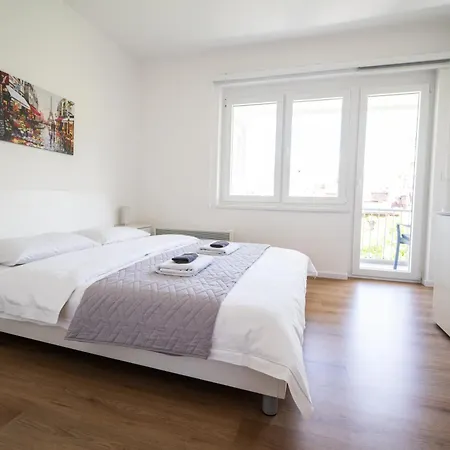 Apartment Bright 2bdr With Balcony - Free Parking