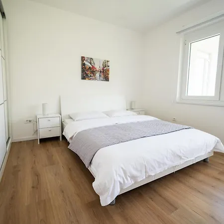 Apartment Bright 2bdr With Balcony - Free Parking