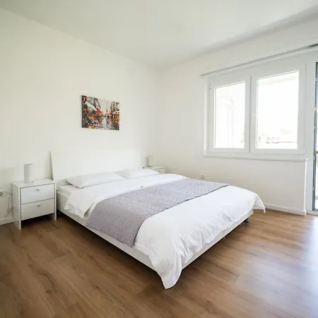 Apartment Bright 2bdr With Balcony - Free Parking *