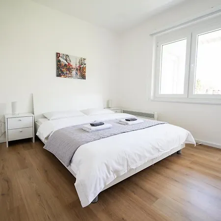 Bright 2bdr With Balcony - Free Parking Apartment