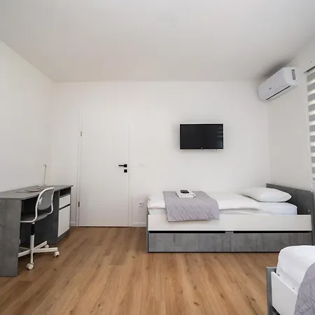 Lejlighed Bright 2bdr With Balcony - Free Parking *
