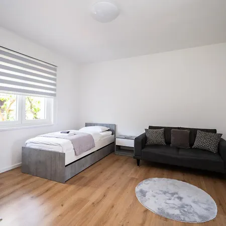 Bright 2bdr With Balcony - Free Parking