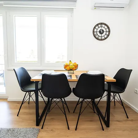 Apartment Bright 2bdr With Balcony - Free Parking