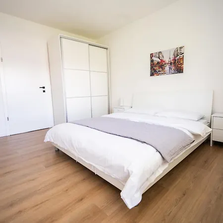 Lejlighed Bright 2bdr With Balcony - Free Parking
