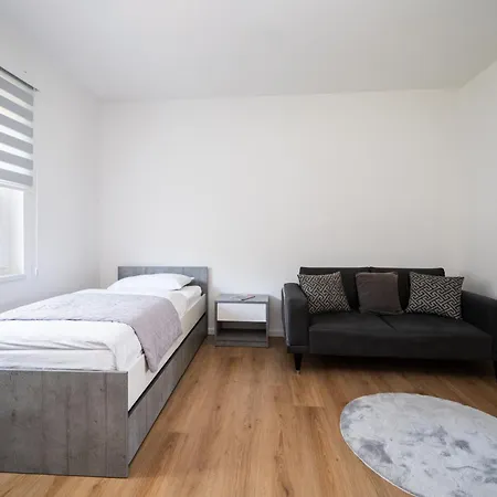 Bright 2bdr With Balcony - Free Parking Apartment