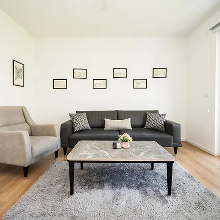 Bright 2bdr With Balcony - Free Parking